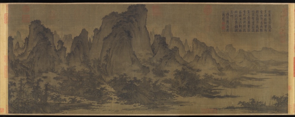 Cordillera de picos escarpados envuelta en bruma, con arboledas y construcciones al pie; tinta y color sobre seda.