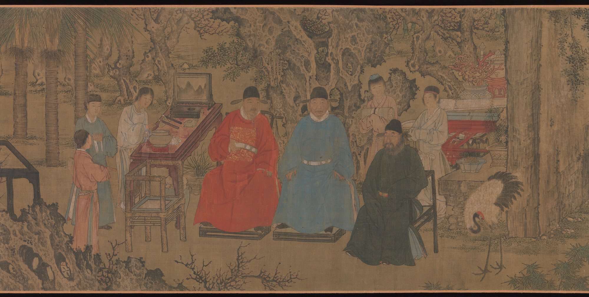 Funcionarios de la corte Ming se reciben en un jardín, entre sirvientes, mesas y una grulla; rollo horizontal en tinta y color sobre seda.